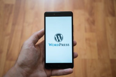 WordPress logo üstünde smartphone perde