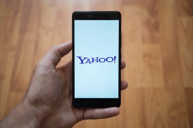 Yahoo logo üstünde smartphone perde