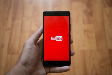 YouTube logo üstünde smartphone perde