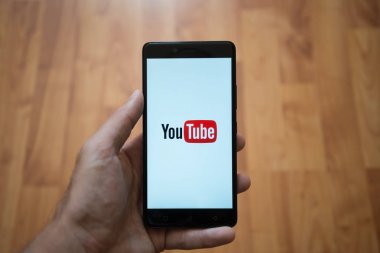 YouTube logo üstünde smartphone perde