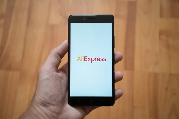 Logo de Aliexpress en la pantalla del smartphone — Foto de Stock