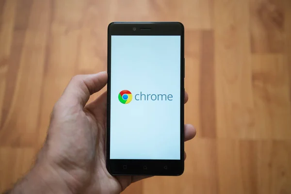 Logo de Google Chrome en la pantalla del teléfono inteligente —  Fotos de Stock