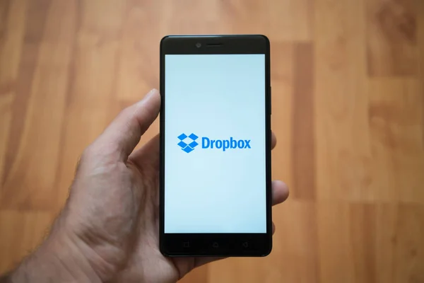 スマート フォンの画面に Dropbox のロゴ — ストック写真