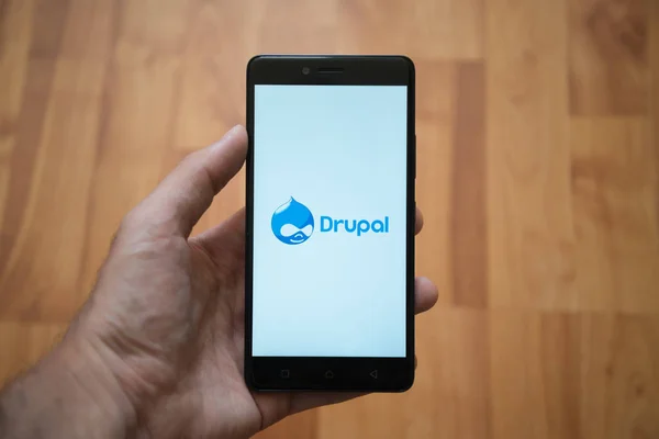 智能手机屏幕上的 drupal 徽标 — 图库照片
