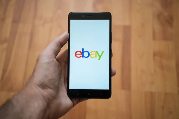 Logo de Ebay en la pantalla del smartphone — Foto de Stock