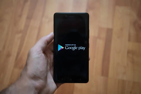 Google play магазин логотип на екрані смартфона — стокове фото