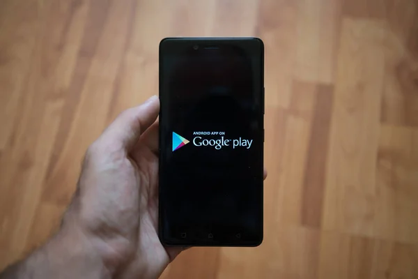 Logo Google play store na ekranie smartfonu — Zdjęcie stockowe