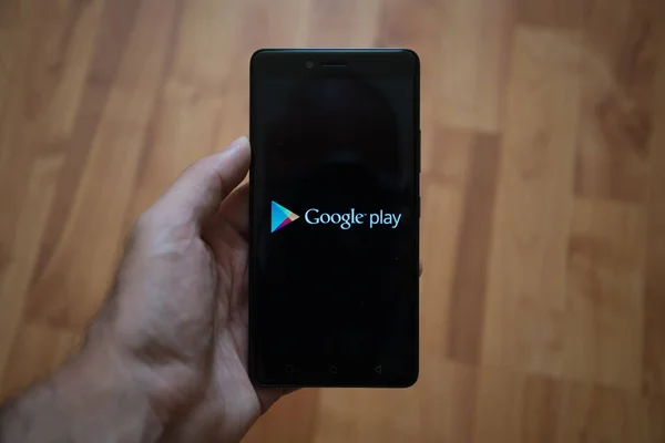 Google play магазин логотип на екрані смартфона — стокове фото
