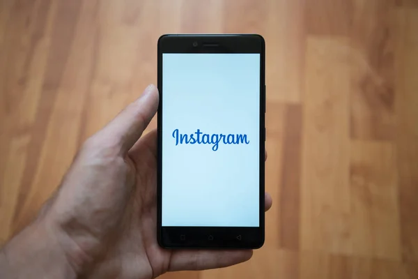 Logótipo do Instagram na tela do smartphone — Fotografia de Stock