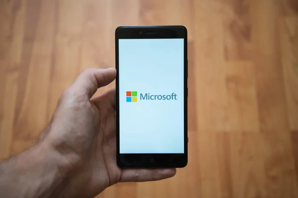 Logo firmy Microsoft, na ekranie smartfonu — Zdjęcie stockowe