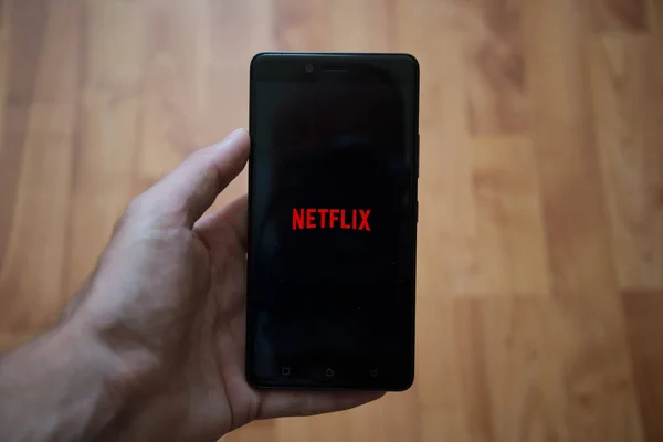 Logotipo Netflix na tela do smartphone — Fotografia de Stock