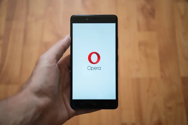 Opera mini logo üstünde smartphone perde