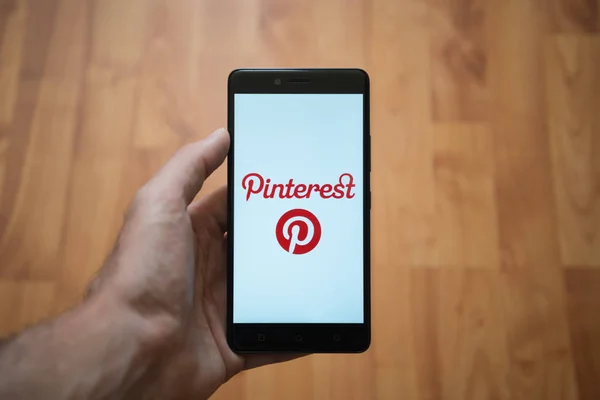 Logo de Pinterest en la pantalla del smartphone — Foto de Stock