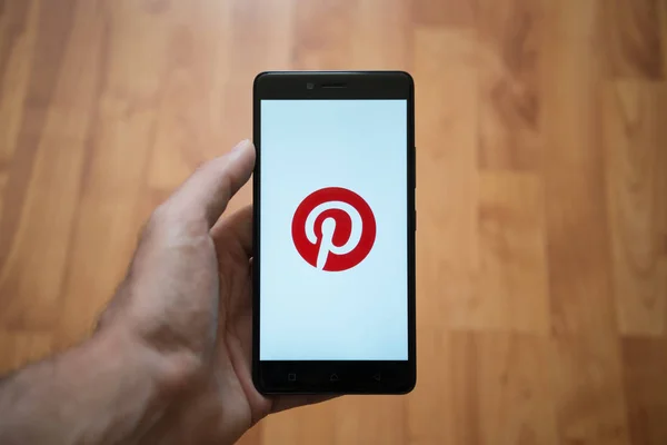 Logotipo do Pinterest na tela do smartphone — Fotografia de Stock