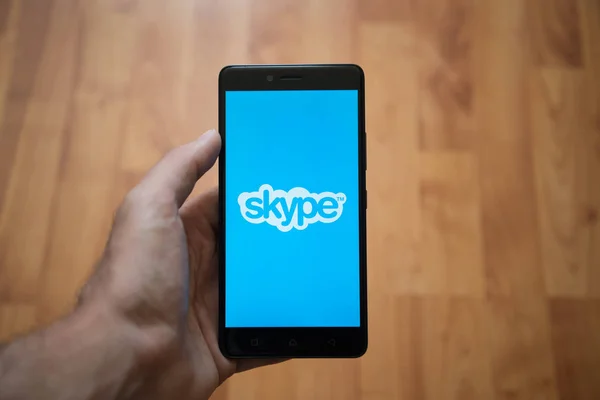 Логотип Skype на экране смартфона — стоковое фото