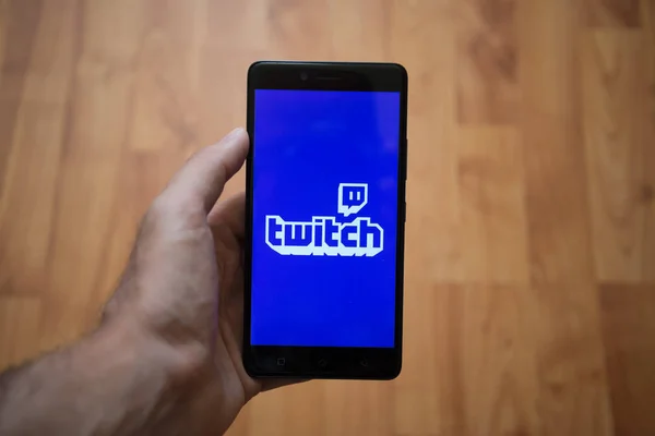 Twitch logo na ekranie smartfonu — Zdjęcie stockowe