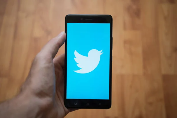 Logo do Twitter na tela do smartphone — Fotografia de Stock