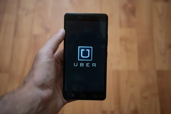 Logo de Uber en la pantalla del smartphone — Foto de Stock