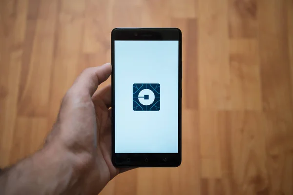 Uber логотип на екрані смартфона — стокове фото