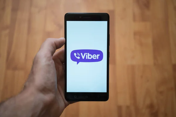 Logo Viber en la pantalla del smartphone — Foto de Stock