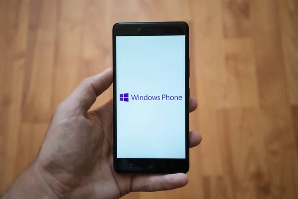 Logo del teléfono de Windows en la pantalla del teléfono inteligente —  Fotos de Stock