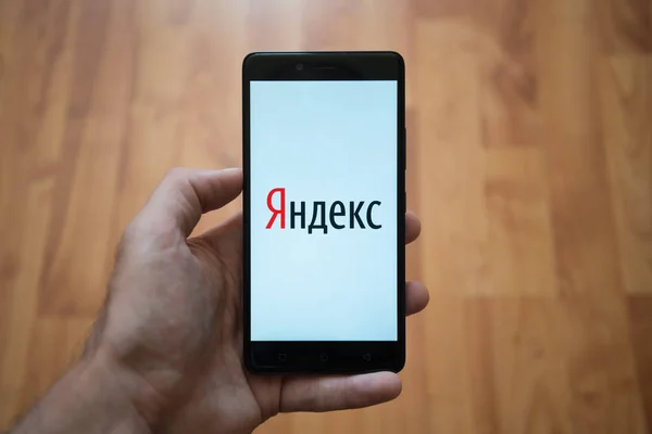 Na smartphone obrazovky logo Yandex — Stock fotografie