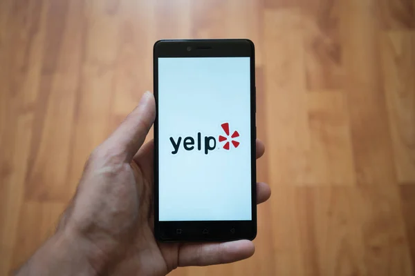 Logotipo Yelp en la pantalla del teléfono inteligente —  Fotos de Stock