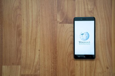 Wikipedia logo smartphone cep telefonu ile