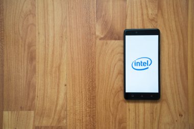 Intel logosu smartphone cep telefonu ile