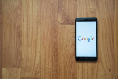 Google logo üzerinde smartphone