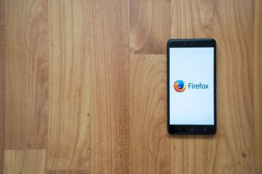 Smartphone cep telefonu ile Mozilla Firefox logosu