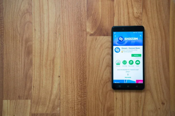 Aplicación Shazam en smartphone — Foto de Stock