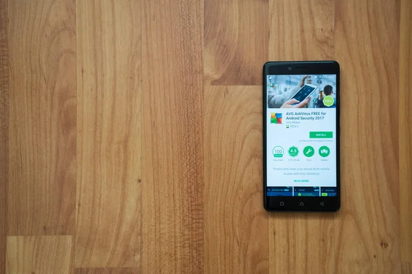 AVG Antivirus aplikace na smartphone — Stock fotografie