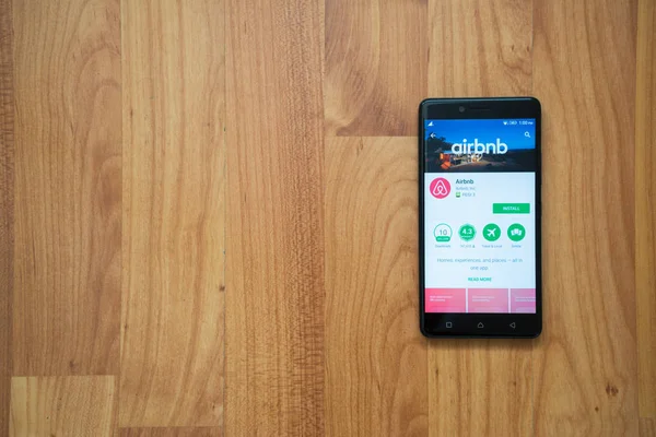 Airbnb aplikace na smartphone — Stock fotografie