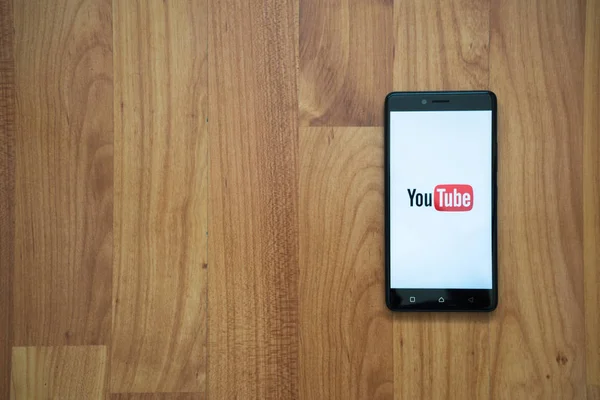 Logotipo de Youtube en smartphone — Foto de Stock
