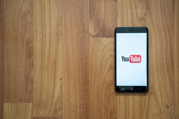 Logo YouTube na smartphone — Zdjęcie stockowe