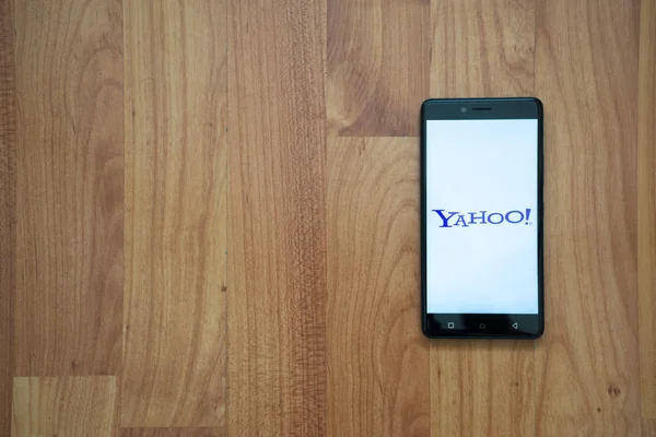 Logo Yahoo na smartphone — Zdjęcie stockowe