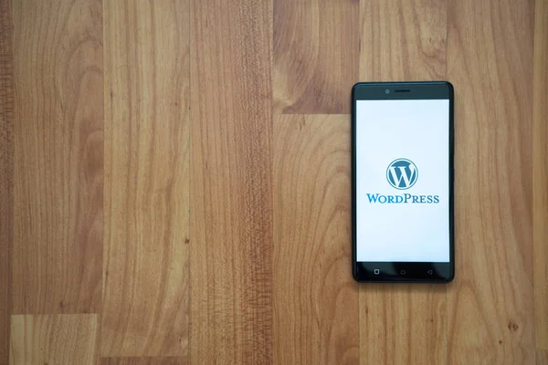 Logo Wordpress en el teléfono inteligente — Foto de Stock