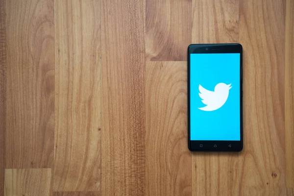 Logótipo do Twitter no smartphone — Fotografia de Stock