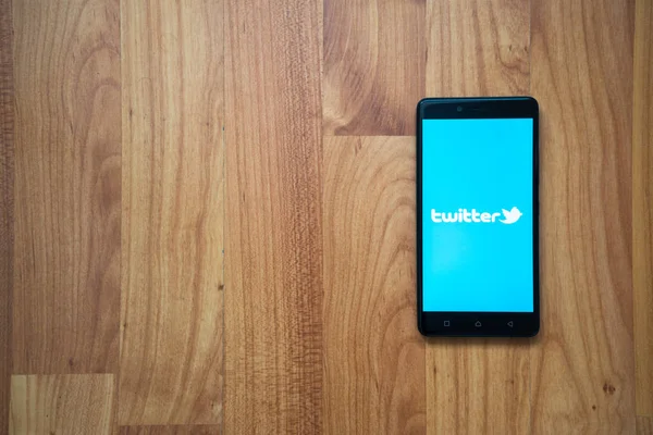 Logótipo do Twitter no smartphone — Fotografia de Stock