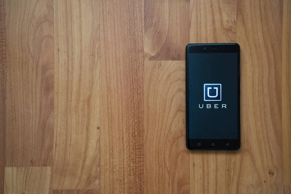 Logotipo Uber en smartphone — Foto de Stock