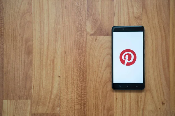 Logotipo Pinterest no smartphone — Fotografia de Stock