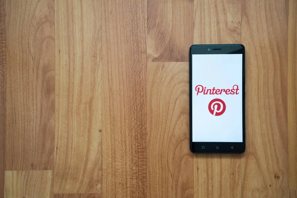 Logotipo Pinterest no smartphone — Fotografia de Stock
