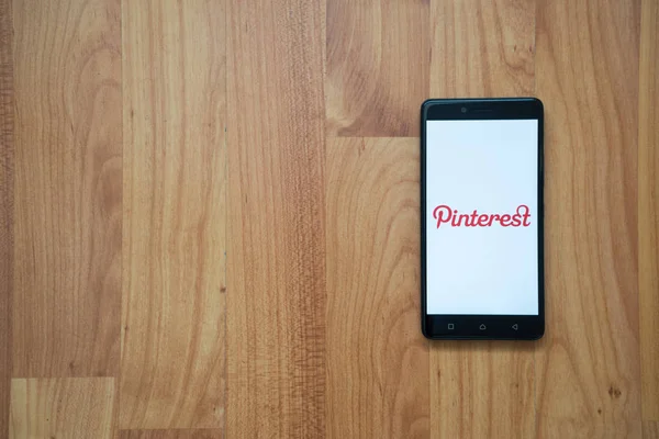 Logo de Pinterest en smartphone — Foto de Stock