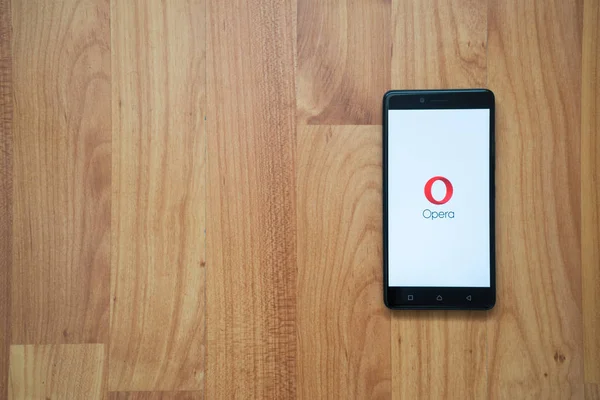 Opera mini logo op smartphone — Stockfoto
