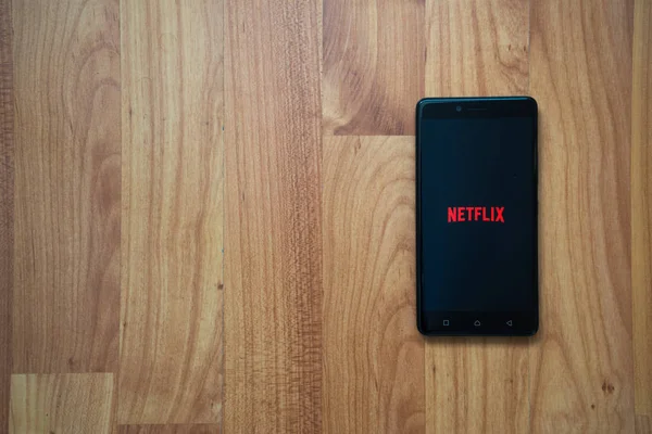 Logo de Netflix en el teléfono inteligente — Foto de Stock