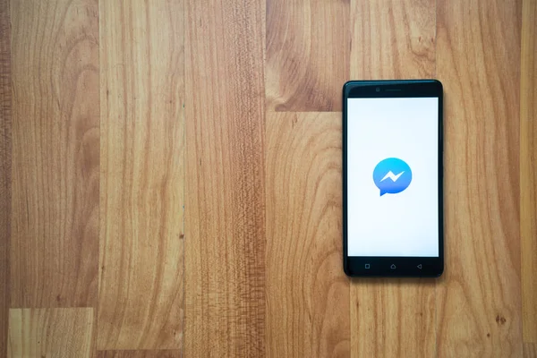 Facebook messenger logo na smartphone — Zdjęcie stockowe