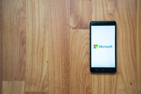 Logo firmy Microsoft na smartphone — Zdjęcie stockowe