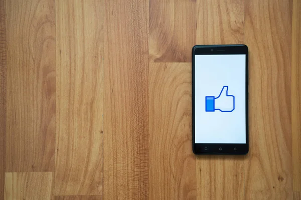 Facebook нарисовал логотип на смартфоне — стоковое фото