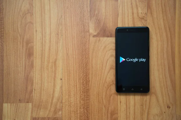 Google play logo na smartphone — Zdjęcie stockowe